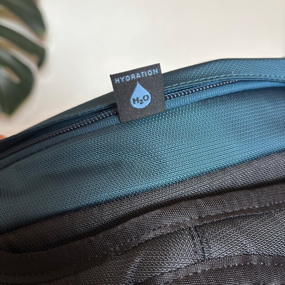 Osprey Fairview Travel 15L Daypack - Picture 4 of 8